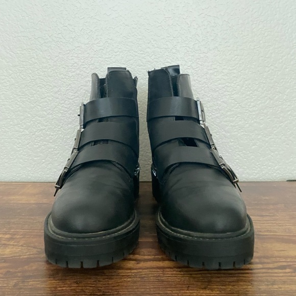 Black ankle length boots with platforms - Picture 2 of 3